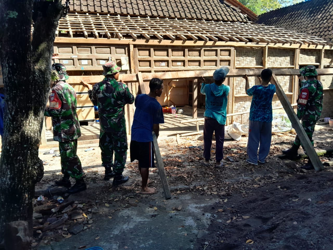 Babinsa Dan Masyarakat Gotong Royong Bangun Rumah Warga
