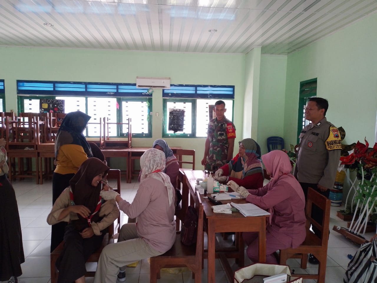 Babinsa Dampingi Bulan Imunisasi Anak Sekolah