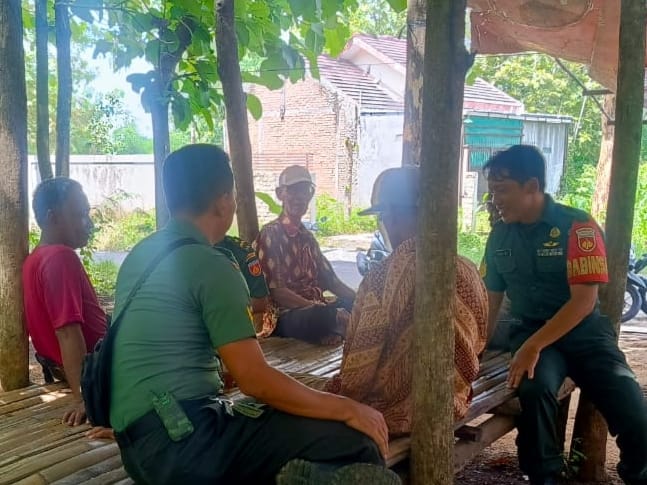 Intensitas Hujan dan Angin Kencang Tinggi, Babinsa Imbau Pengguna Jalan Waspada Pohon Tumbang