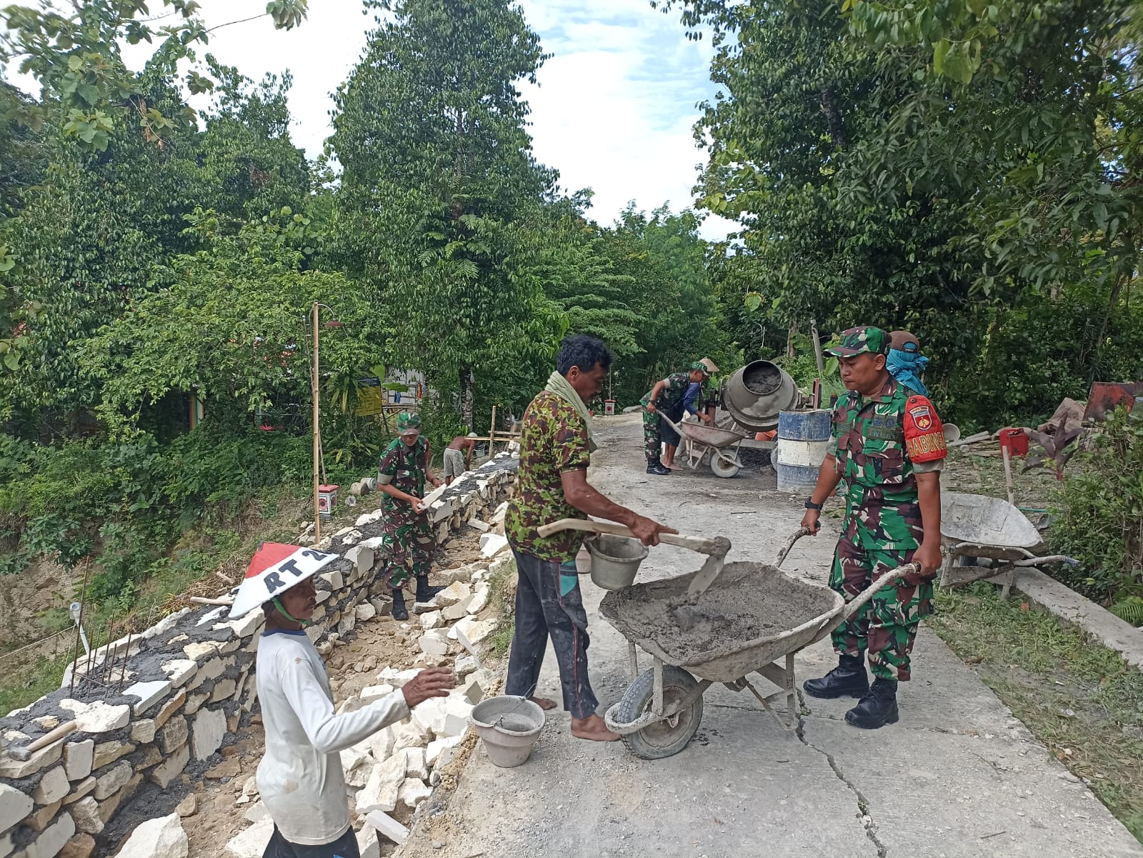 Musim Hujan Tiba Babinsa Kebut Pembangunan Talud