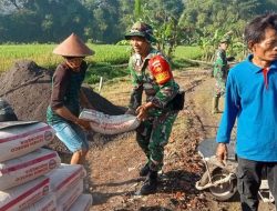 Babinsa Bantu Warga Cor Jalan Tani