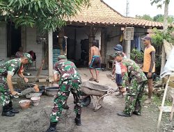 Babinsa Gotong-royong Bantu Renovasi Rumah Warga
