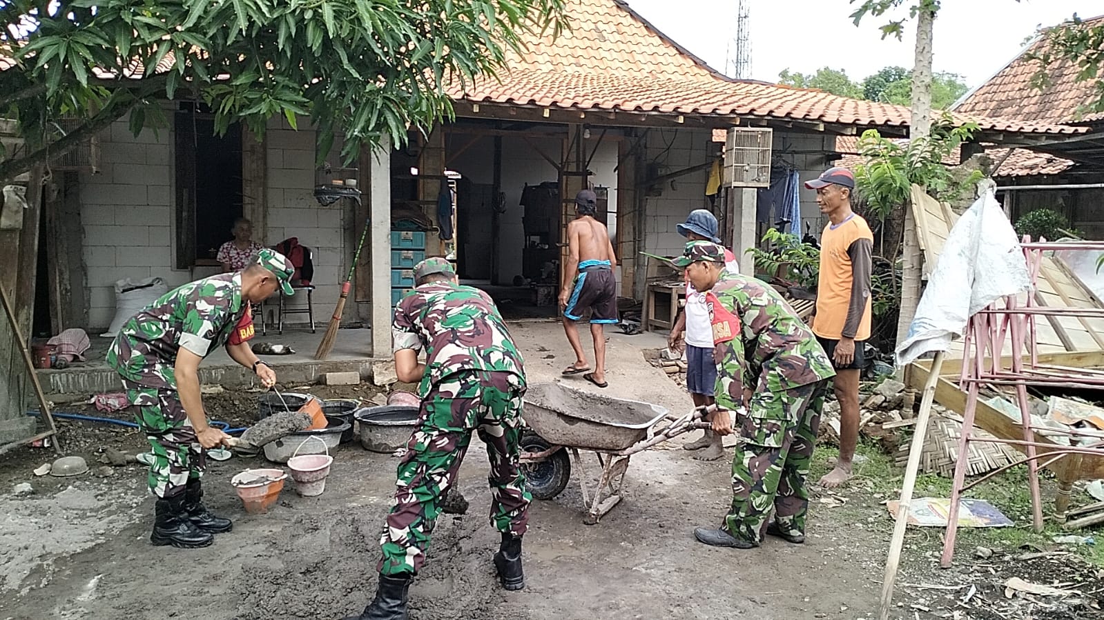 Babinsa Gotong-royong Bantu Renovasi Rumah Warga