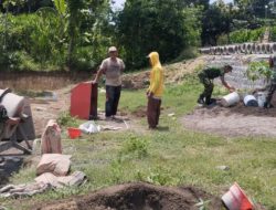 Gotong Royong Bangun Gorong – Gorong Wujud Kepedulian Babinsa Dengan Rakyat