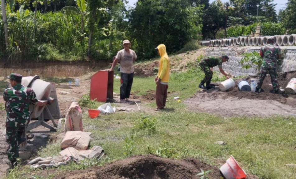 Gotong Royong Bangun Gorong – Gorong Wujud Kepedulian Babinsa Dengan Rakyat