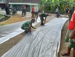 Dukung Percepatan Pembangunan, Babinsa dan Warga Kompak Gotong Royong Cor Jalan