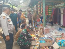 Babinsa Bersama Puskesmas Sambirejo Sidak  Makanan Kadaluarsa