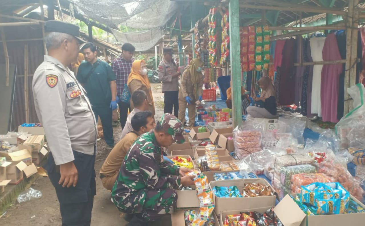 Babinsa Bersama Puskesmas Sambirejo Sidak  Makanan Kadaluarsa