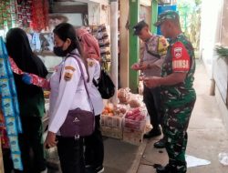 Lindungi Masyarakat, Babinsa Cek Mamin Kadaluarsa di Pasar Sambirejo