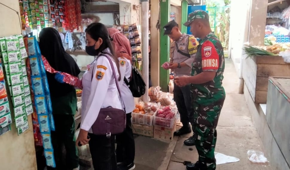 Lindungi Masyarakat, Babinsa Cek Mamin Kadaluarsa di Pasar Sambirejo