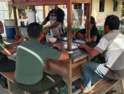 Di Warung Kopi, Babinsa Berbagi Himbauan,  Pangkas Ranting Pohon Demi Keselamatan Bersama