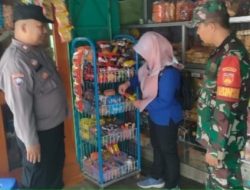 Babinsa Gelar Operasi Pasar, Pastikan Stok Aman dan Tak Kadaluarsa