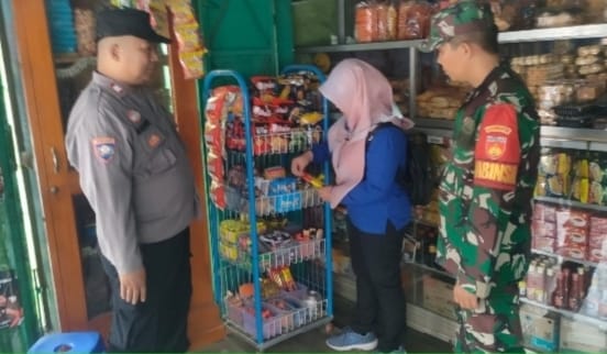 Babinsa Gelar Operasi Pasar, Pastikan Stok Aman dan Tak Kadaluarsa