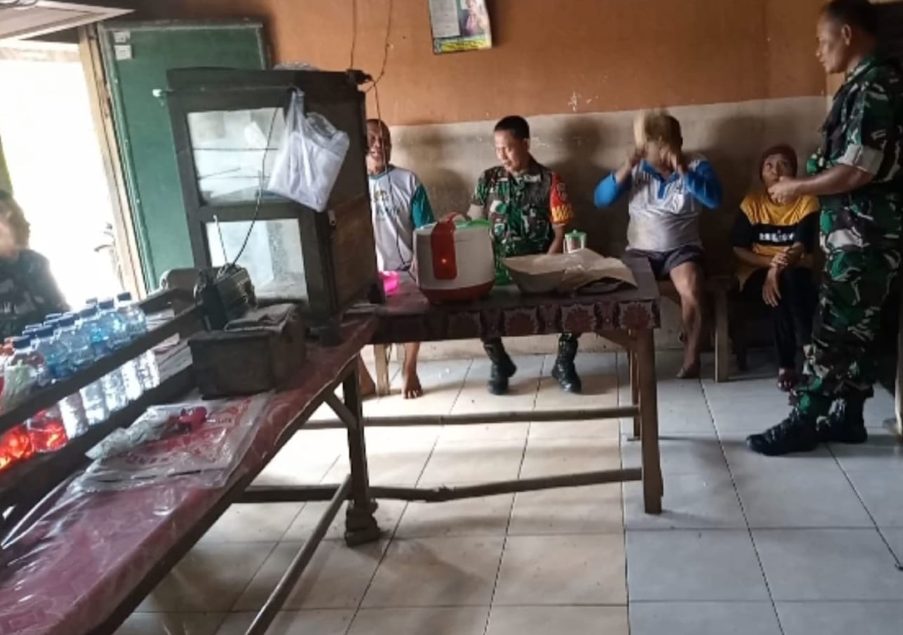 Babinsa Membaur dengan Warga di Warung Kopi,  Jalinan Keakraban yang Membangun Keamanan Desa