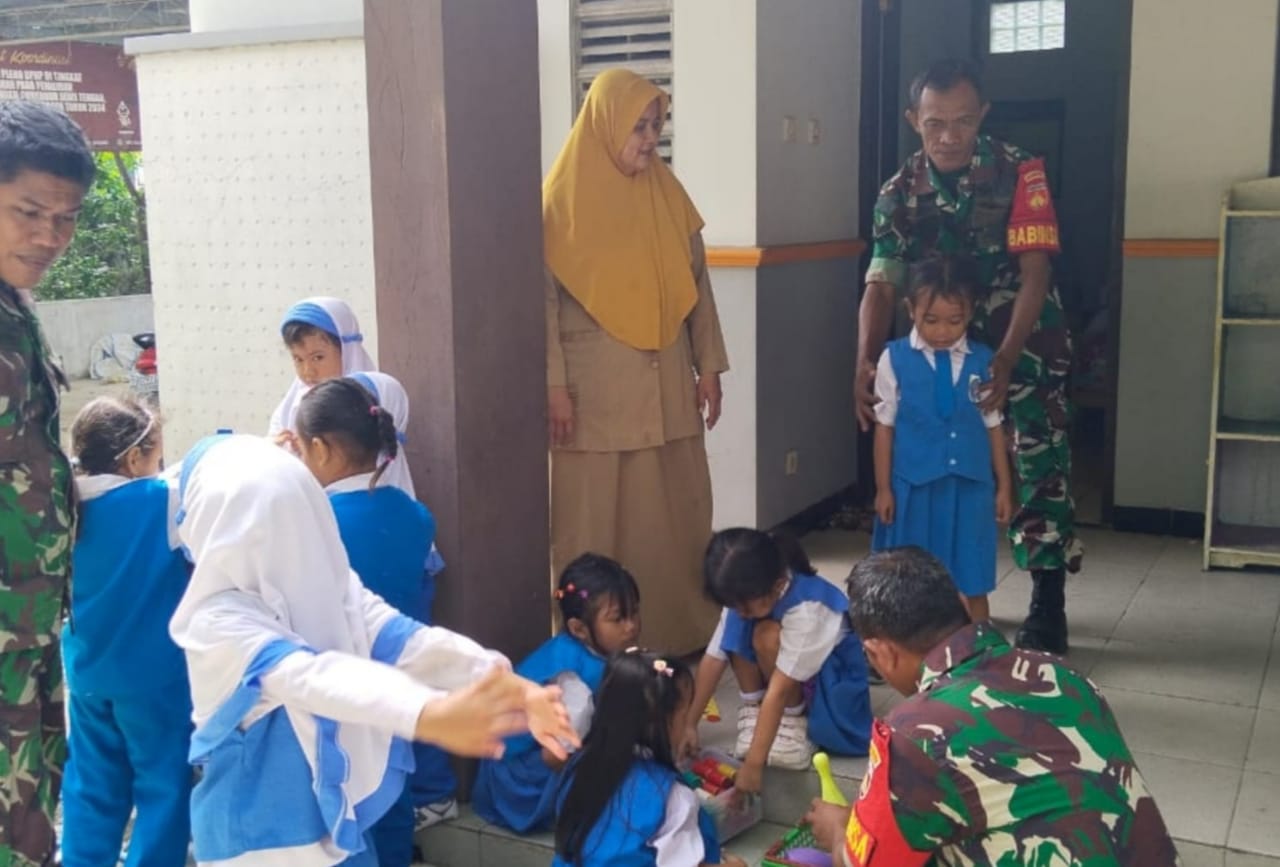 Babinsa Kunjungi  TK Pertiwi, Sosialisasikan Pencegahan Perundungan Terhadap Anak Usia Dini