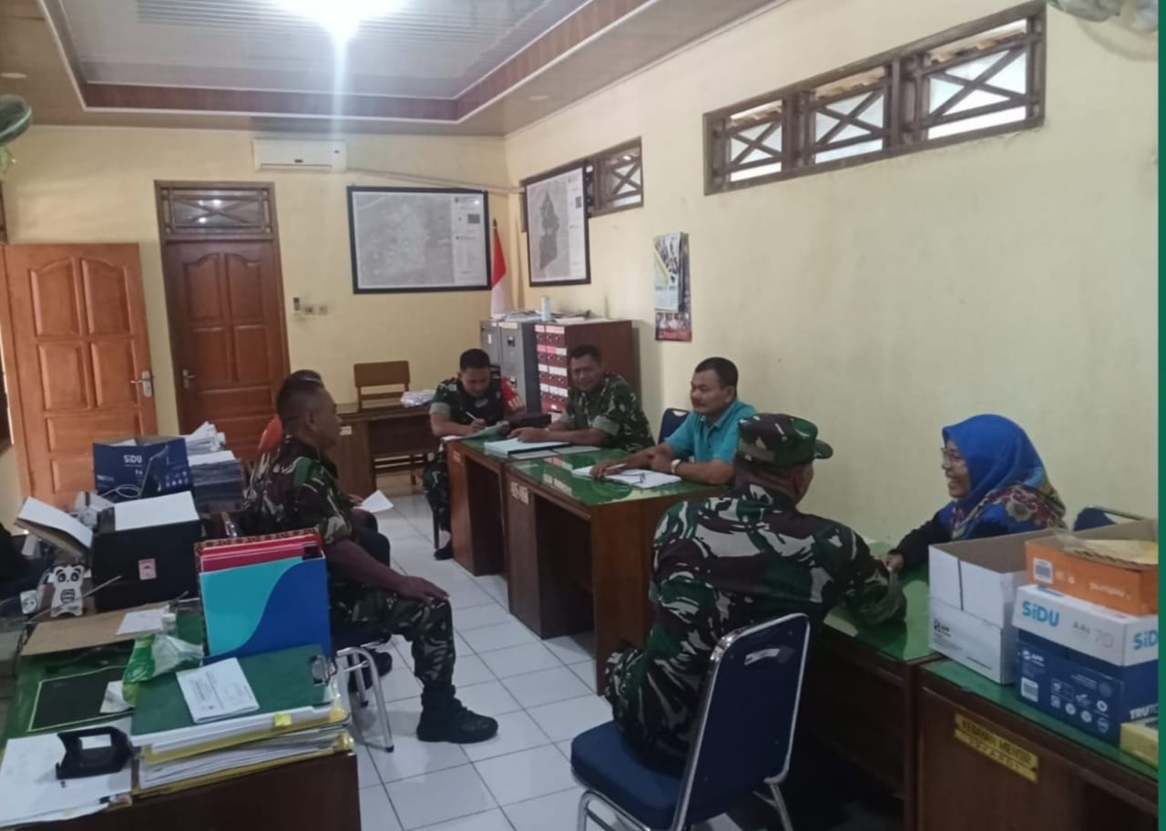 Babinsa Komsos Dengan Perangkat Desa Bahas Tentang Keamanan di Wilayah Binaan