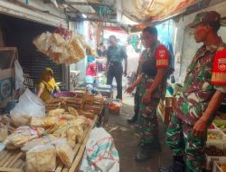 Babinsa Cek Harga dan Ketersediaan Sembako di Pasar