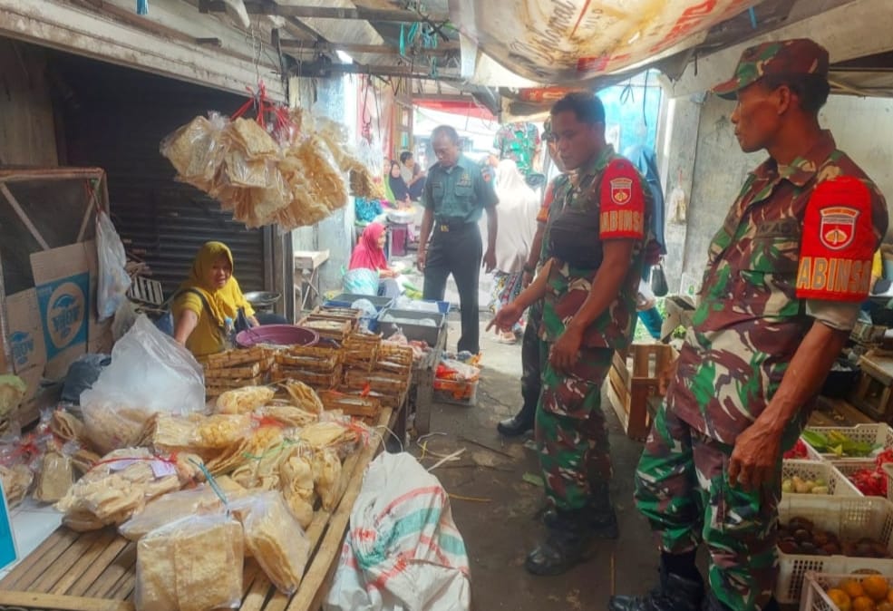 Babinsa Cek Harga dan Ketersediaan Sembako di Pasar