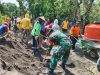 Babinsa Kedungupit bersama Masyarakat Garap Cor Jalan Rabat Beton