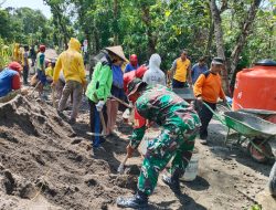 Babinsa Kedungupit bersama Masyarakat Garap Cor Jalan Rabat Beton