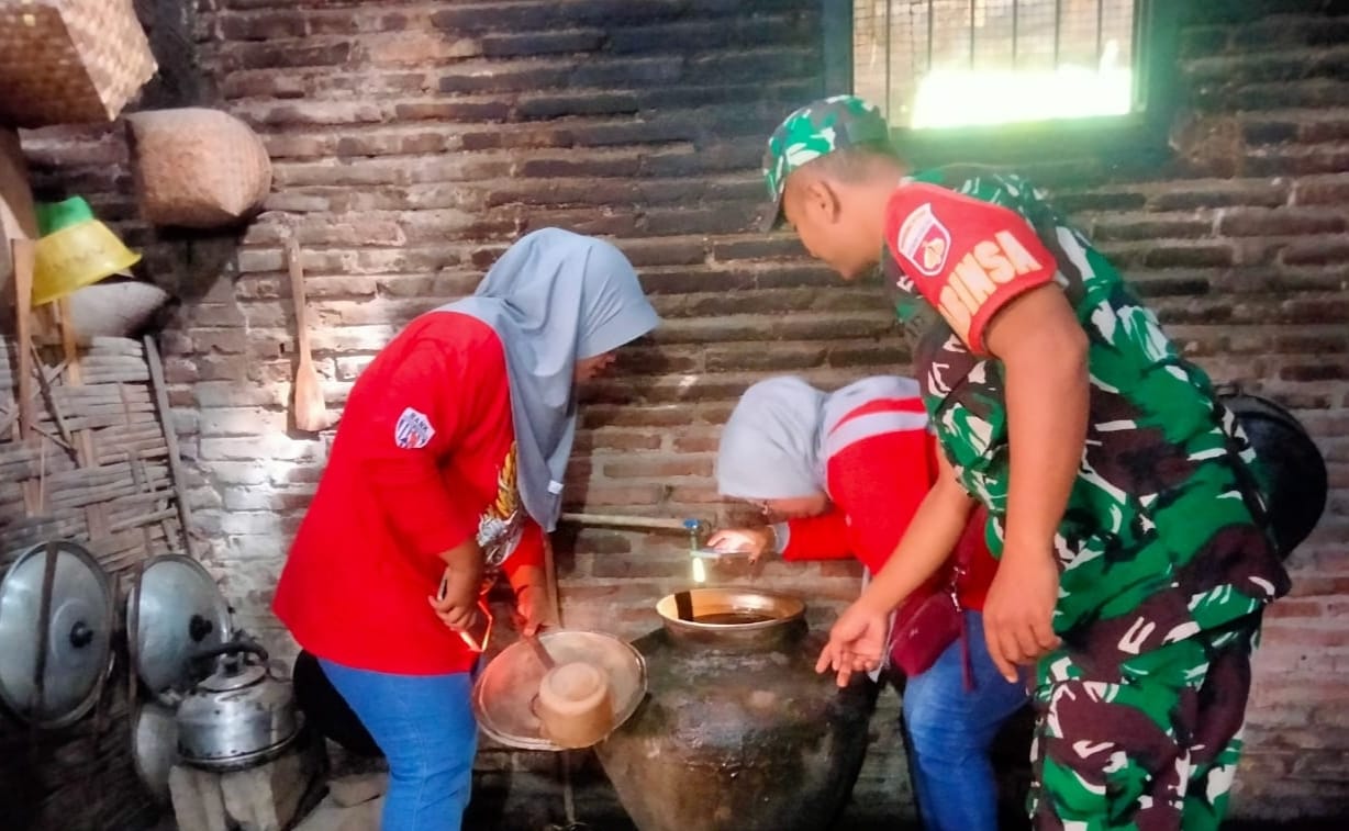 Sinergi Babinsa dengan Puskesmas Berantas Sarang Nyamuk Demam Berdarah