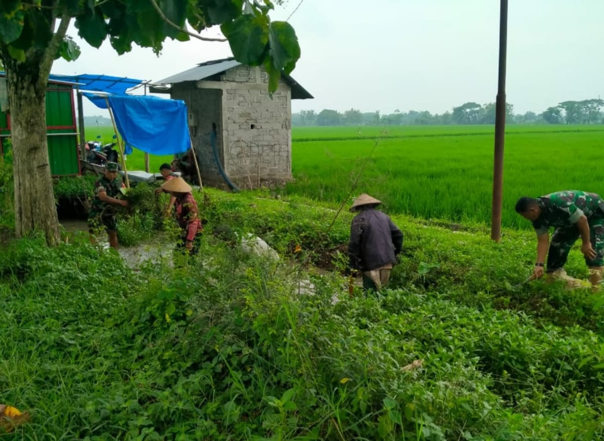 Babinsa Bersama Warga Bersihkan Saluran Irigasi
