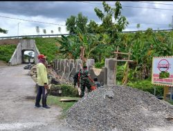 Danramil Bantu Warga Perkuat Solidaritas Melalui Gotong Royong