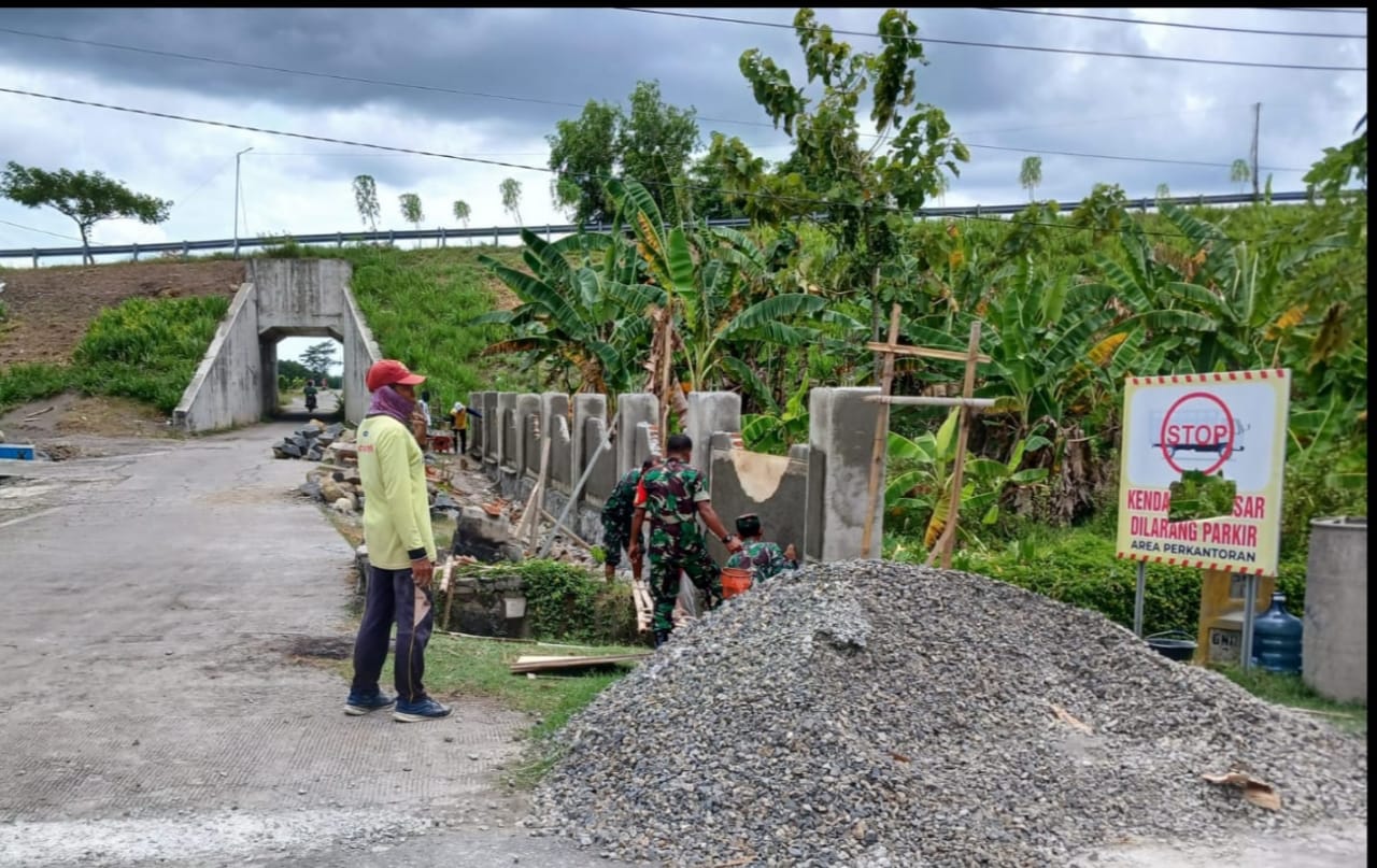 Danramil Bantu Warga Perkuat Solidaritas Melalui Gotong Royong