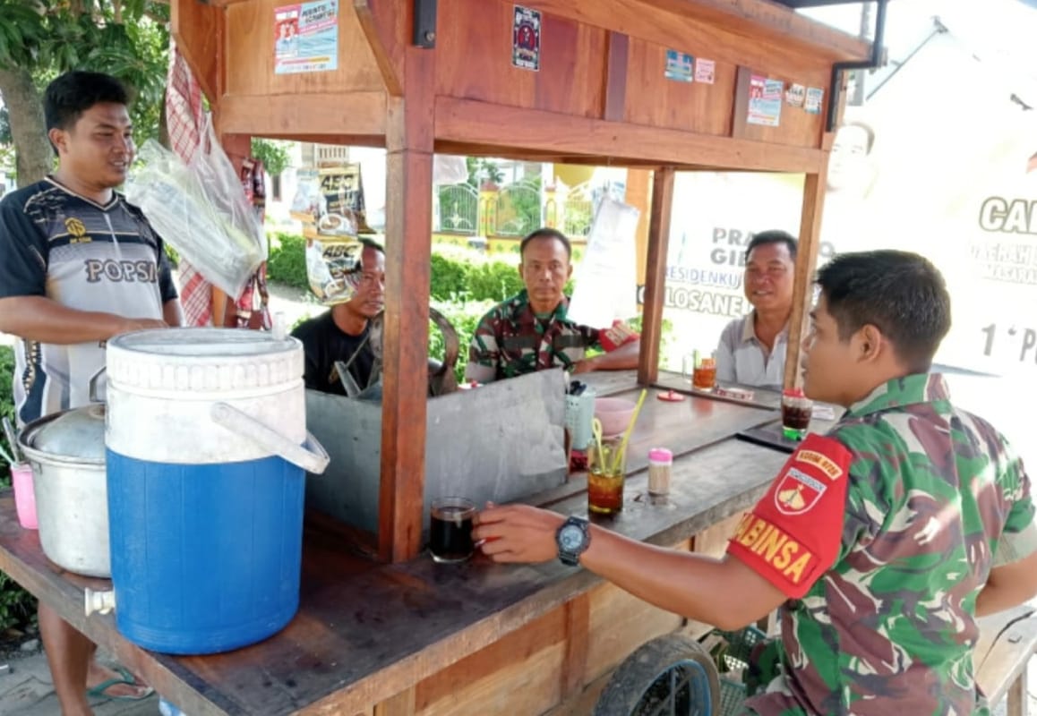 Di Warung Kopi, Serda Didik  Gunakan kesempatan Komsos Dengan Warganya