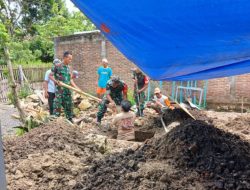 Peduli Kondisi Warga Binaan, Babinsa Kerja Bakti Bangun Rumah