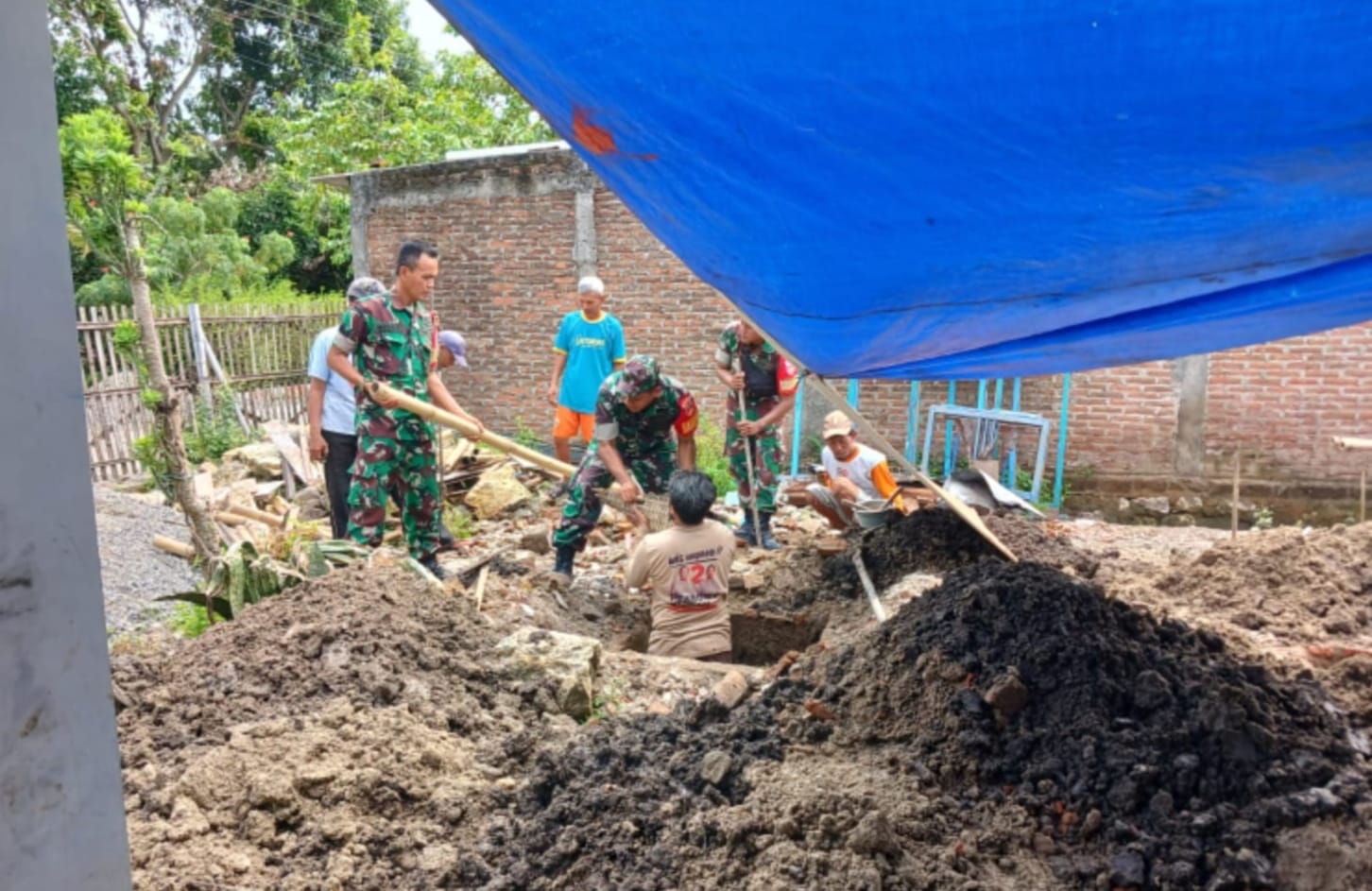 Peduli Kondisi Warga Binaan, Babinsa Kerja Bakti Bangun Rumah
