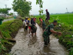 Babinsa Bersama Warga Bersihkan Saluran Irigasi