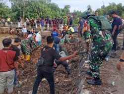 Batuud dan Warga Gotong Royong Bersihkan Saluran Air Dari Sampah Yang Menumpuk