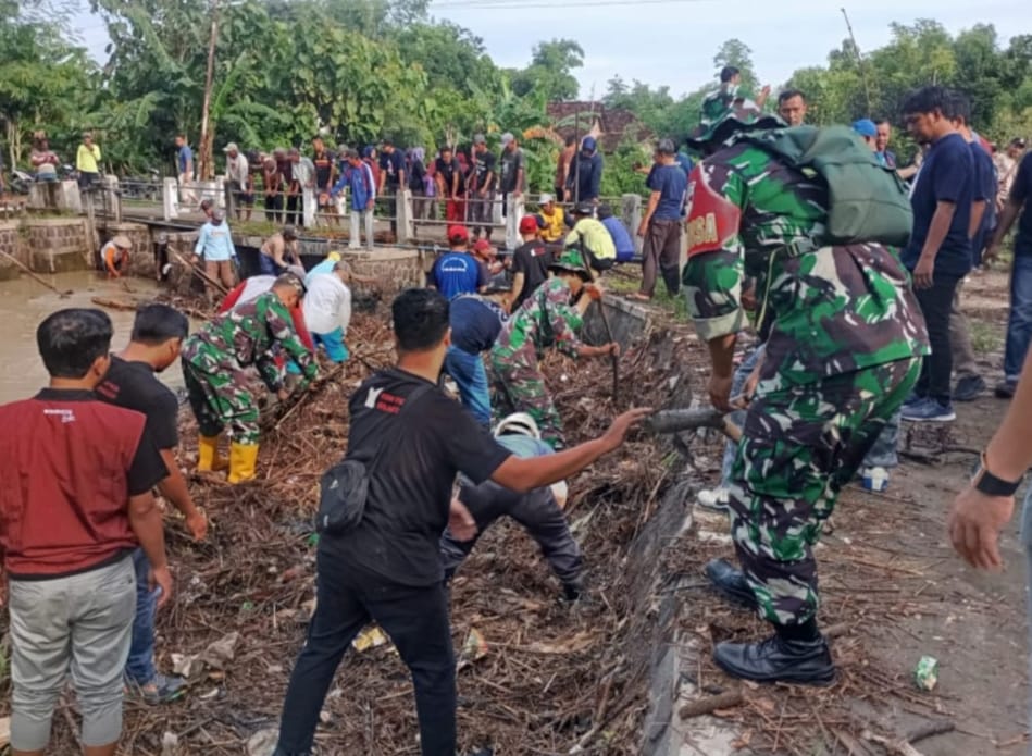 Batuud dan Warga Gotong Royong Bersihkan Saluran Air Dari Sampah Yang Menumpuk