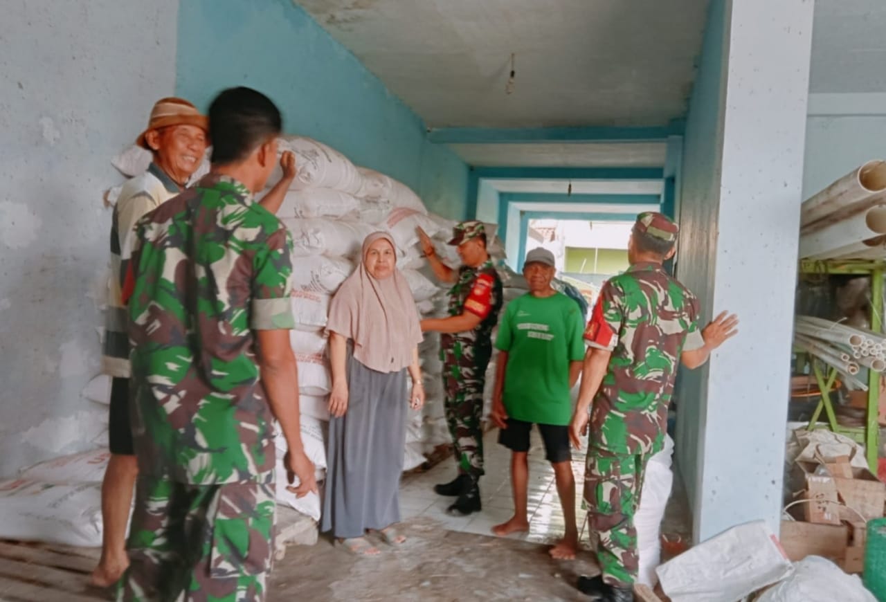 Babinsa Pastikan Stok Pupuk Subsidi Aman Untuk Petani