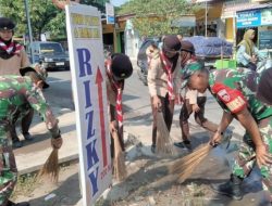 Wujud Kepedulian, Babinsa Melaksanakan Pembersihan Pasar