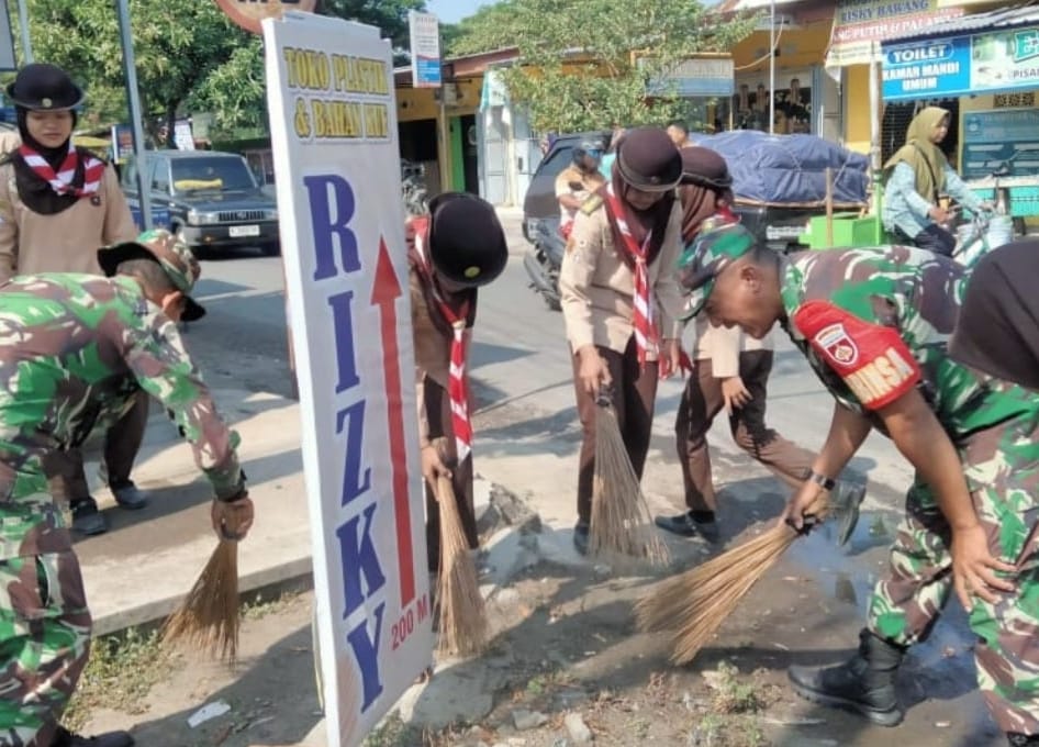 Wujud Kepedulian, Babinsa Melaksanakan Pembersihan Pasar