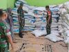 Kawal Penyaluran Pupuk Subsidi Untuk Poktan, Babinsa Lakukan Pengawasan Melekat