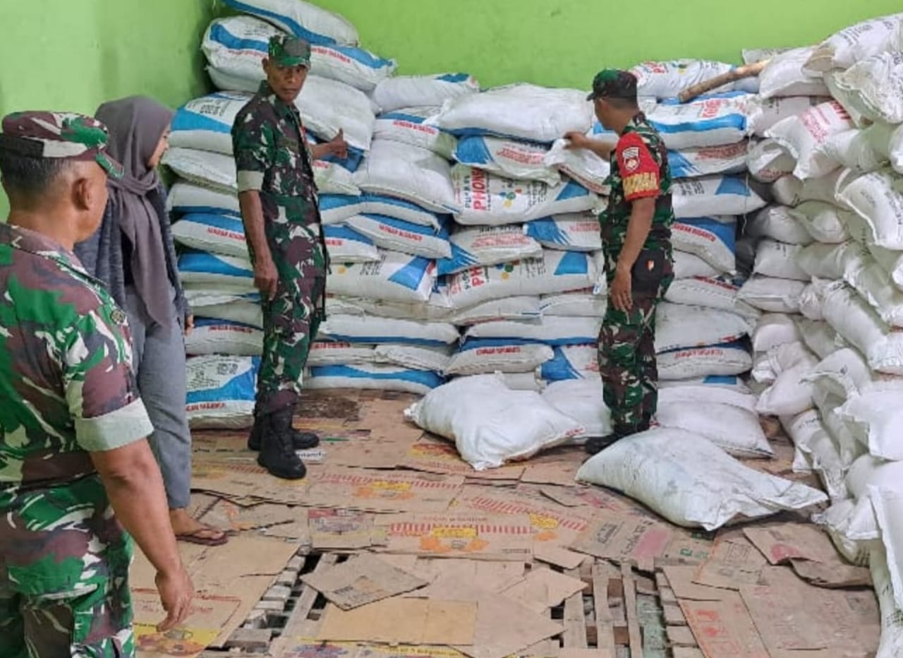 Kawal Penyaluran Pupuk Subsidi Untuk Poktan, Babinsa Lakukan Pengawasan Melekat