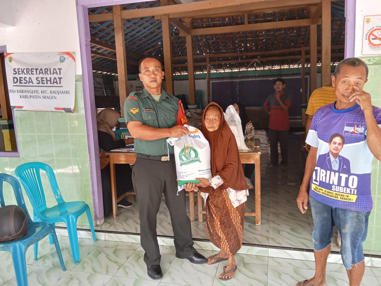 Babinsa Awasi Pendistribusian Cadangan Pangan Pemerintah, Dengan Harapan Tepat Sasaran