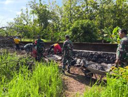 Babinsa dan Warga Gotong Royong Dalam Pembagunan Talud Di Desa Trobayan