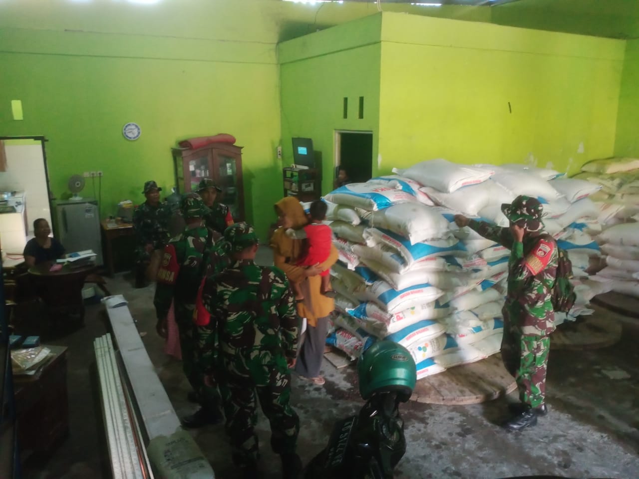 Danramil  Pantau Stok Pupuk Bersubsidi