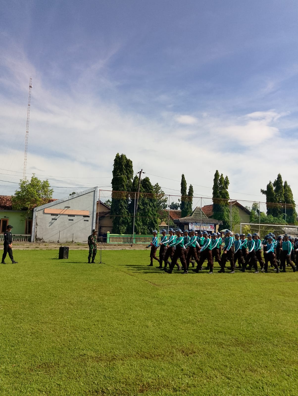 Babinsa Latih Baris Berbaris 170 Siswa Ketarunaan SMK N Miri