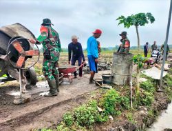 Optimalkan Pengairan Sawah, Babinsa Bantu Pembuatan Talud Irigasi