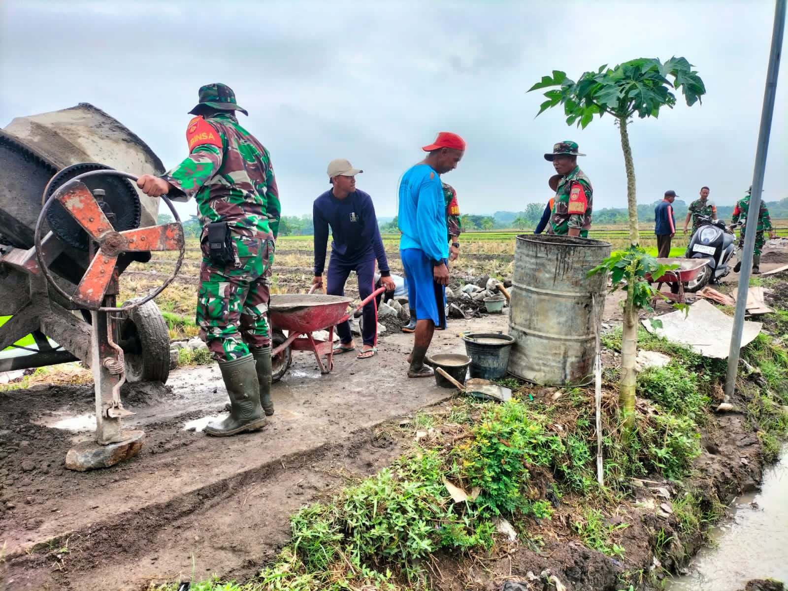 Optimalkan Pengairan Sawah, Babinsa Bantu Pembuatan Talud Irigasi