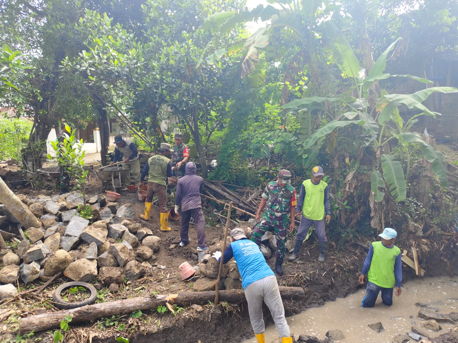 Bangun Talud, Cegah Air ke Jalan