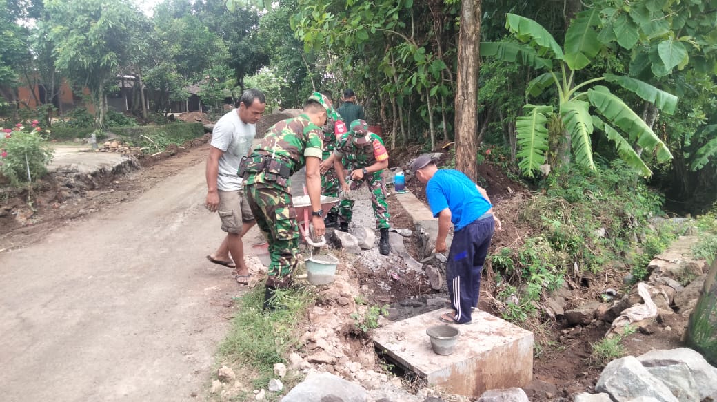 Bantu Warga Bangun Talud, Babinsa Berharap Tingkatkan Fasilitas Umum