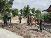 Bersama Warga Babinsa Perbaiki Jalan yang Rusak