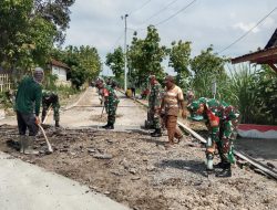 Bersama Warga Babinsa Perbaiki Jalan yang Rusak