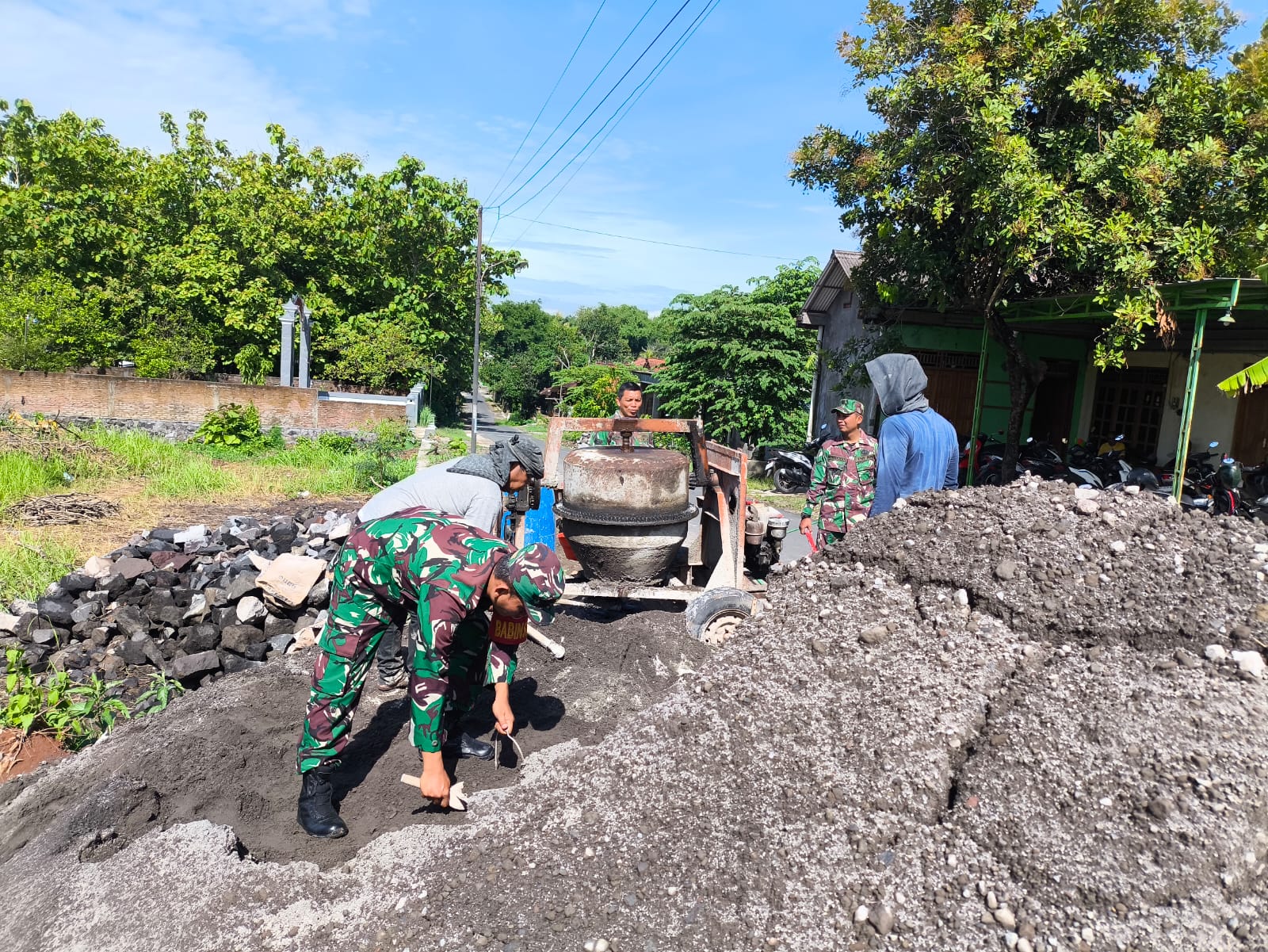 Babinsa Berpartisipasi Aktif dalam Pembereman Jalan